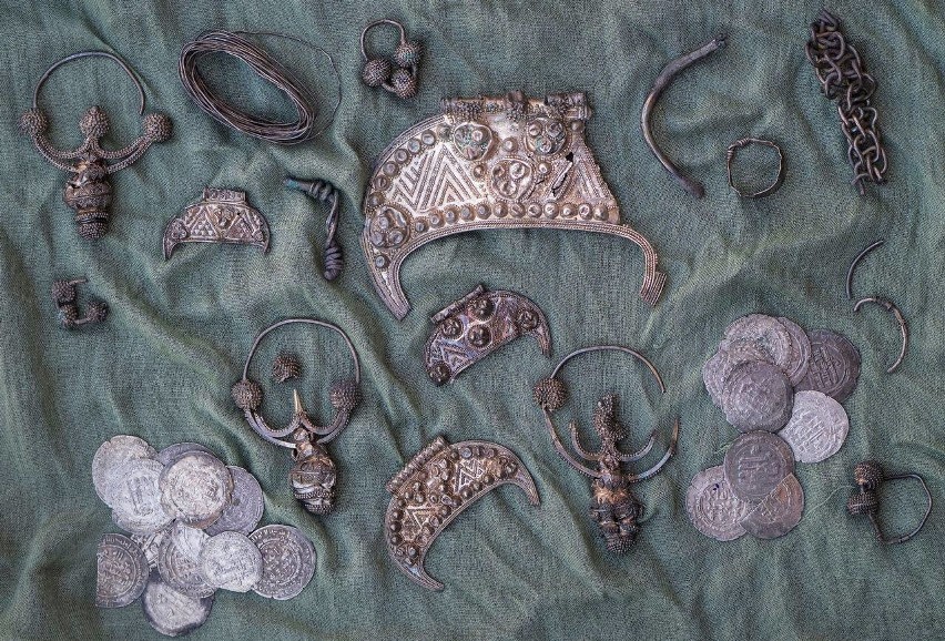 Dokładnie 541 srebrnych monet wczesnośredniowiecznych (tzw....