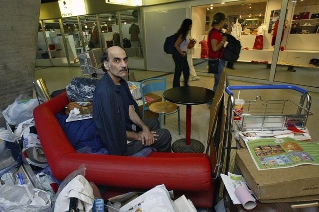 Mehran Karimi Nasseri spędził na paryskim lotnisku 18 lat.