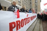 Protest Wolnych Polaków pod Urzędem Wojewódzkim w Katowicach. Jakie mają postulaty? "Protestów będzie coraz więcej"