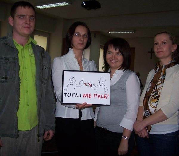 - U nas od dzisiaj nie wolno palić - mówią właściciele lokali, od l.: Łukasz Pychyński, Edyta Flak, Nikola Rust-Olearczuk i Agata Szczepanik.