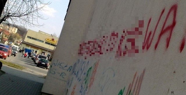 Na ścianie bloku numer 1 przy ulicy tadeusza Króla w Sandomierzu winieje brzydki napis