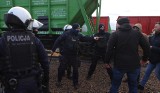 W Medyce rolnicy starli się z policją. Protestujący szturmowali wagony z ukraińską kukurydzą [ZDJĘCIA, WIDEO]