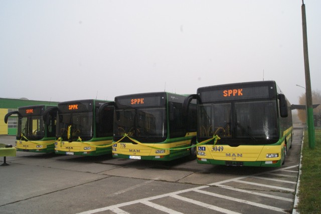 Police: Przewoźnik ma 4 najnowocześniejsze autobusy Nowe autobusy zastąpiły najbardziej wysłużone MAN-y, kupione przez spółkę w roku 1998. Przejechały już ponad 1,5 mln kilometrów przewożąc pasażerów.