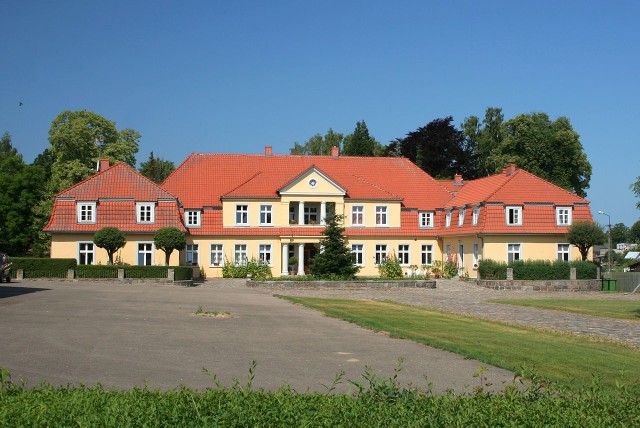 Dwór "Sześć Dębów" w PrusewieW Prusewie znajduje się zabytkowy dwór oraz zabudowania folwarczne z początku XX wieku. Od 2006 roku w budynku dworu funkcjonuje hotel oraz restauracja „Sześć Dębów”. (powiat pucki)