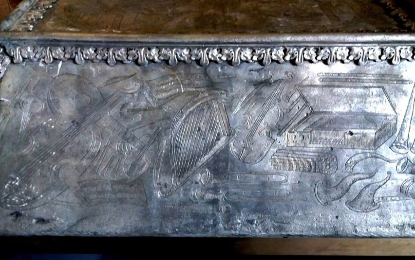 Instrumenty na wieku sarkofagu Zygmunta II Wazy