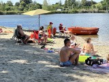 Kąpielisko Śmieszek w Żorach pełne plażowiczów. Ludzie korzystają ze słońca i kąpieli w naturalnym zbiorniku. Jakie są tu atrakcje? WIDEO