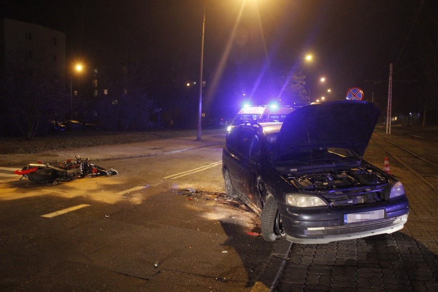 Groźny wypadek na Srebrzyńskiej. Motocyklista zderzył się z oplem [ZDJĘCIA+FILM]