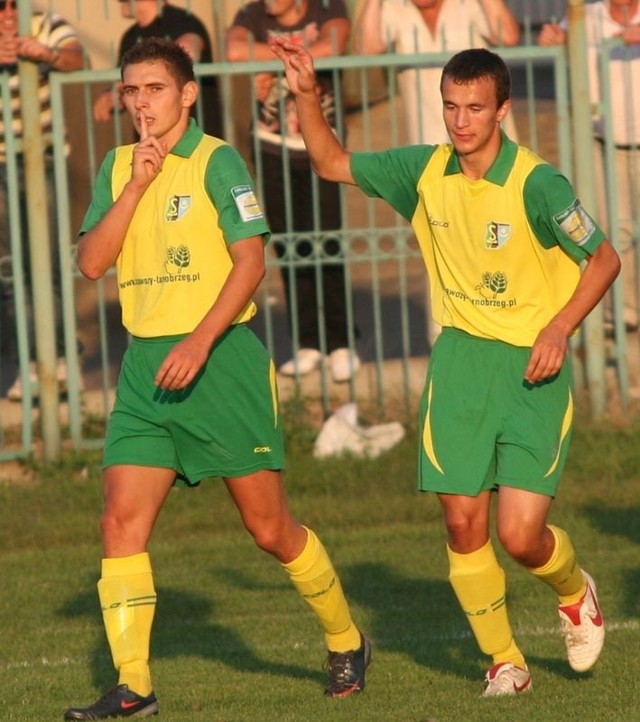 Piotr Mazurkiewicz (z lewej, z prawej Arkadiusz Duda), przebywał na boisku tylko przez 18 minut, ale wystarczyło mu to do zdobycia dwóch goli.