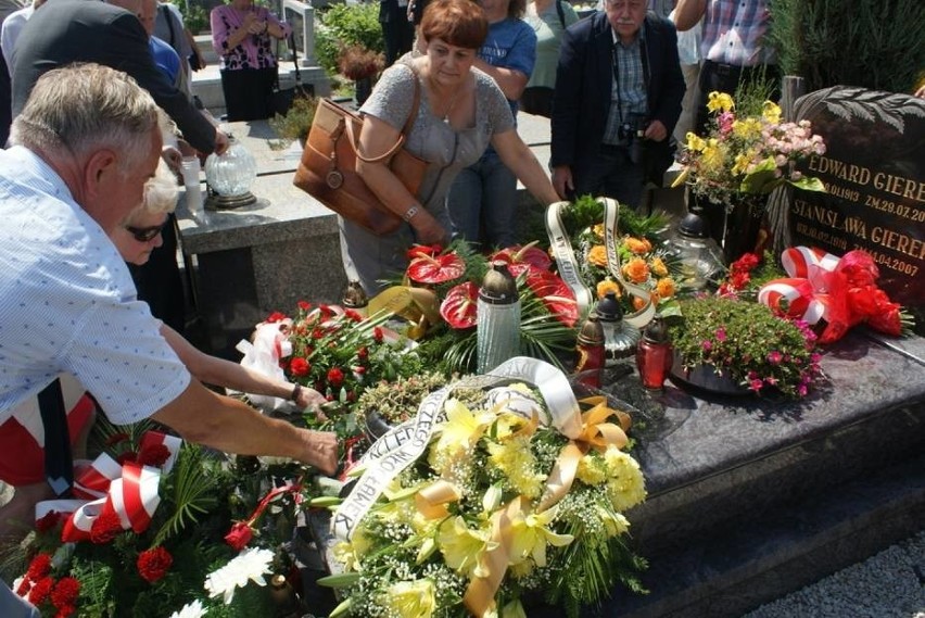 Co rok rocznica śmierci Edwarda Gierka gromadzi na cmentarzu...