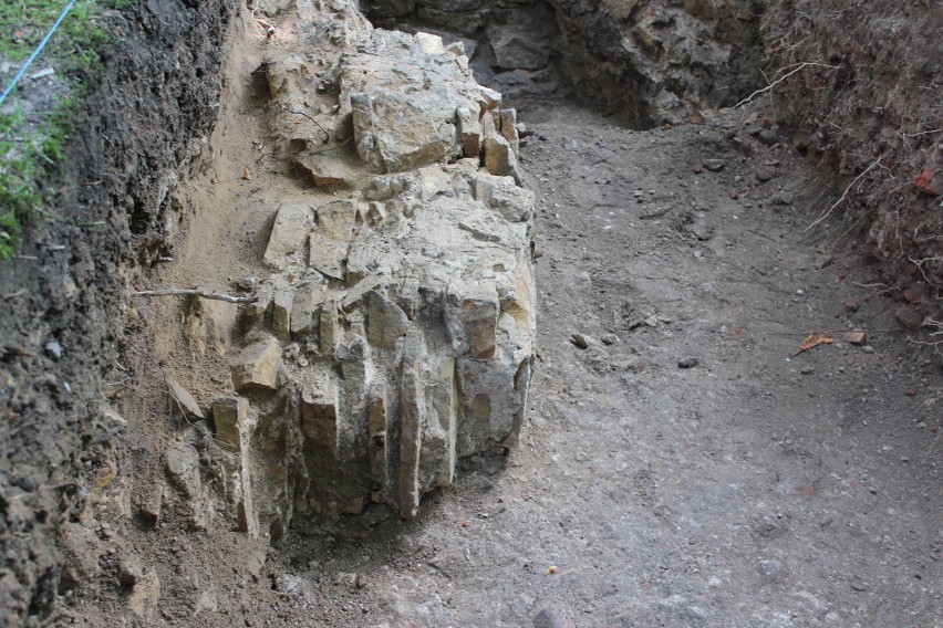 Chrzanów. Archeolodzy blisko przełomowego odkrycia, odkopano mur. To fragment dawnego zamku? 