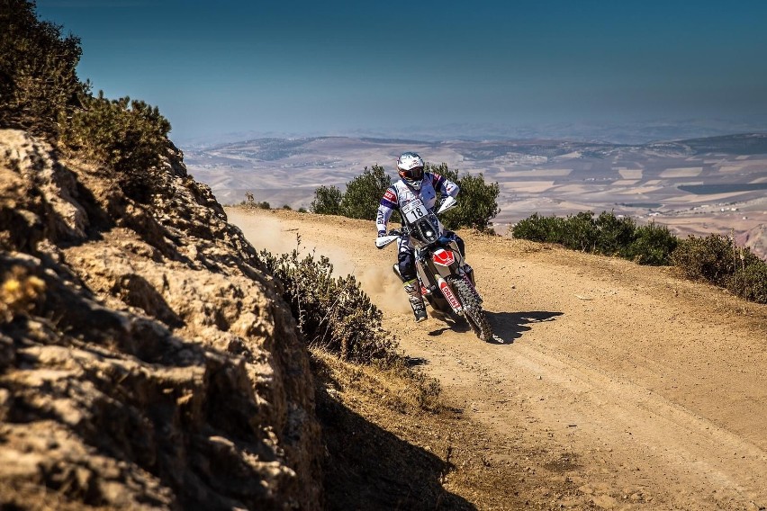 Motocyklista Maciej Giemza walczy w Rajdzie Maroka. To ważny sprawdzian formy przed Rajdem Dakar