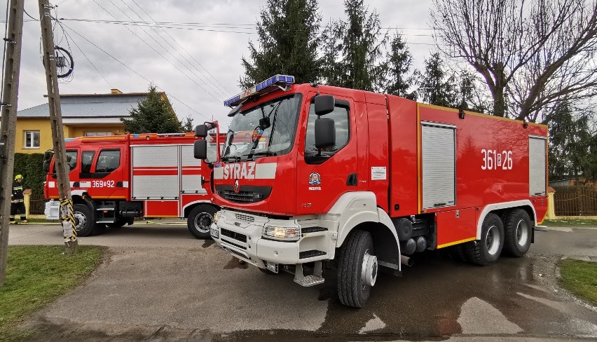 Dwa zastępy strażaków z PSP Przemyśl i jeden zastęp OSP...