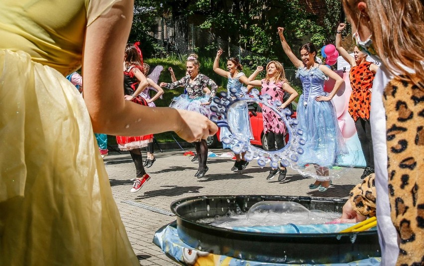 Artyści z Just Dance wystąpili dla małych pacjentów UCK w...