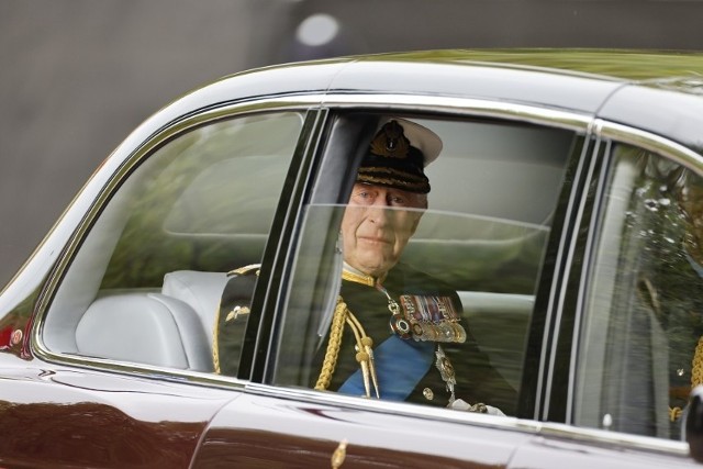 Król Karol III w drodze do katedry