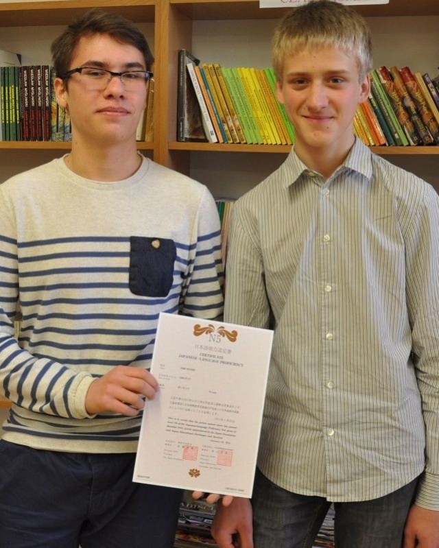 Adam Koczoski (z lewej) i Jakub Nowak. Adam prezentuje certyfikat potwierdzający zaliczenie egzaminu z języka japońskiego.
