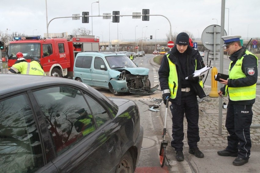 Wypadek na skrzyżowaniu Strzegomskiej i Nowodworskiej,...