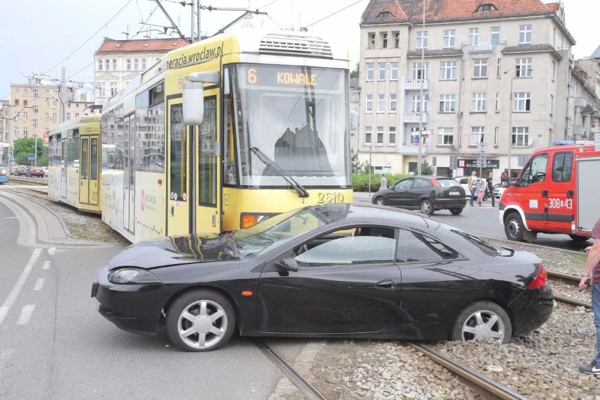 Wypadek na Drobnera. Zderzenie z tramwajem, wozy MPK skierowane na objazdy
