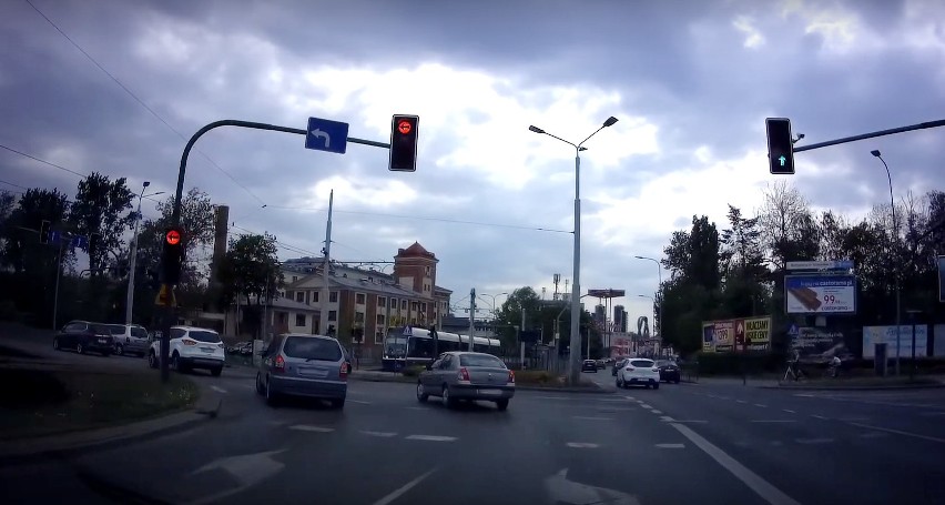 Na czerwonym za wszelką cenę. Piraci na rondzie Fordońskim w Bydgoszczy [wideo]