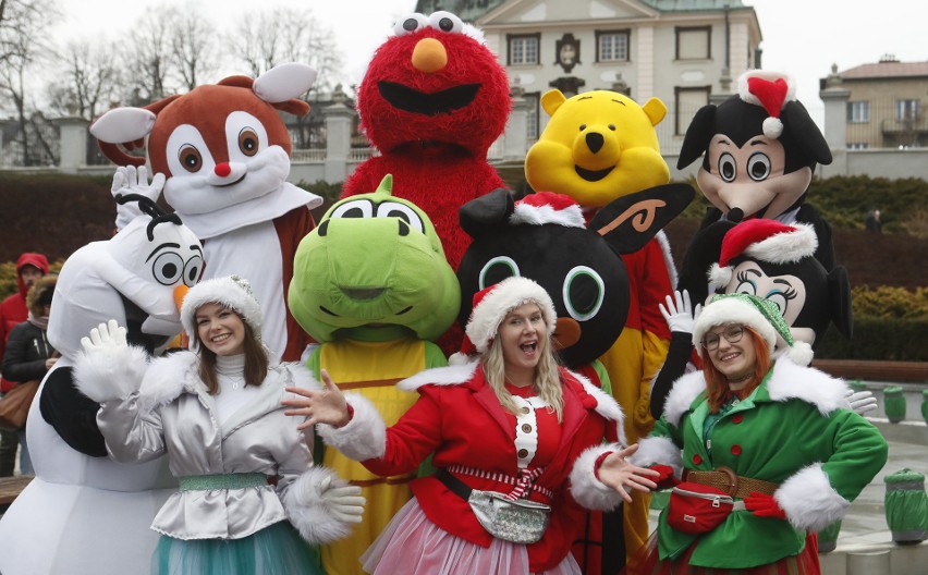 Tłumy dzieci w paradzie Świętego Mikołaja ulicami Rzeszowa.