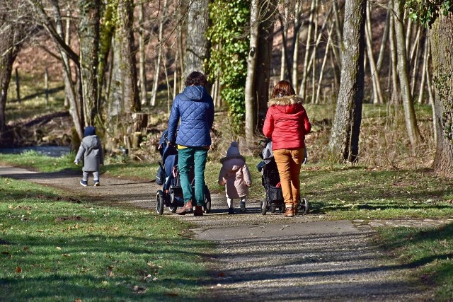 Wielu rodziców nie wie, czy w czasie zagrożenia koronawirusem iść z dziećmi na spacer.