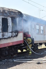 Leszno: Palił się wagon osobowy w bazie naprawczej taboru kolejowego. To nie pierwszy tego typu pożar [ZDJECIA i FILM]