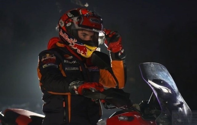 Honda X-ADVPotrójny Mistrz Świata MotoGP, Marc Marquez zdecydował się na jazdę próbną Hondą X-ADV po ośnieżonym zboczu słynnej góry Hahnenkamm w miejscowości Kitzbuehel w zachodniej Austrii.Fot. Honda