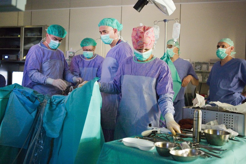 Spotkanie chirurgów na sali operacyjnej (wideo, zdjęcia)