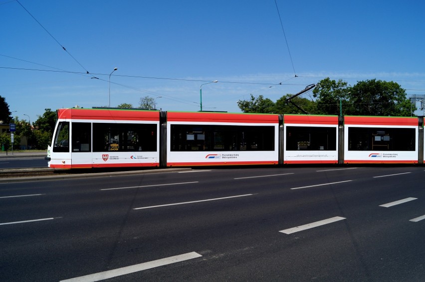 Po Poznaniu jeździ tramwaj do złudzenia przypominający...