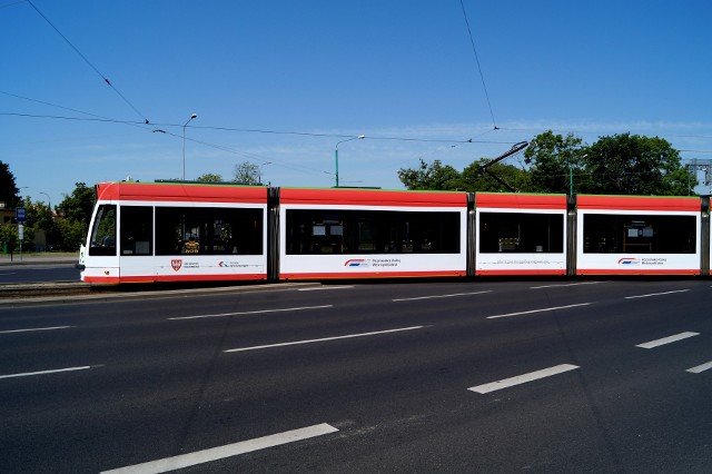 Po Poznaniu jeździ tramwaj do złudzenia przypominający pociąg