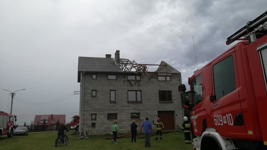 Skutki burzy i wichury w powiecie przysuskim. Wiatr zerwał dachy z czterech budynków, łamał drzewa, zrywał linie energetyczne