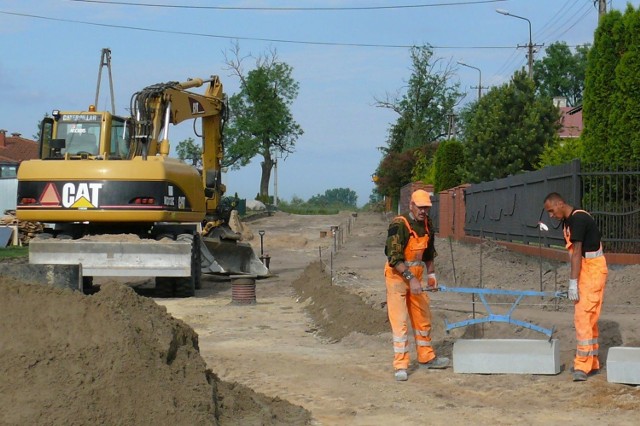 Robotnicy pracowali ostatnio na kijewskim osiedlu, dziś w Trzebczu. Wkrótce kierowcy ucieszą się gładkimi drogami.