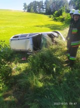 W Radoszkach w powiecie brodnickim samochód uderzył w drzewo. Lądował śmigłowiec LPR