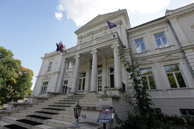 Pałac Lubomirskich zbudowano w połowie XIX w. w stylu neoklasycystycznym.