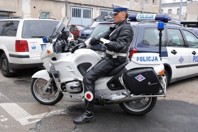 Policjanci na motocyklach to postrach pijanych kierowców, piratów drogowych i motocyklistów na ścigaczach.