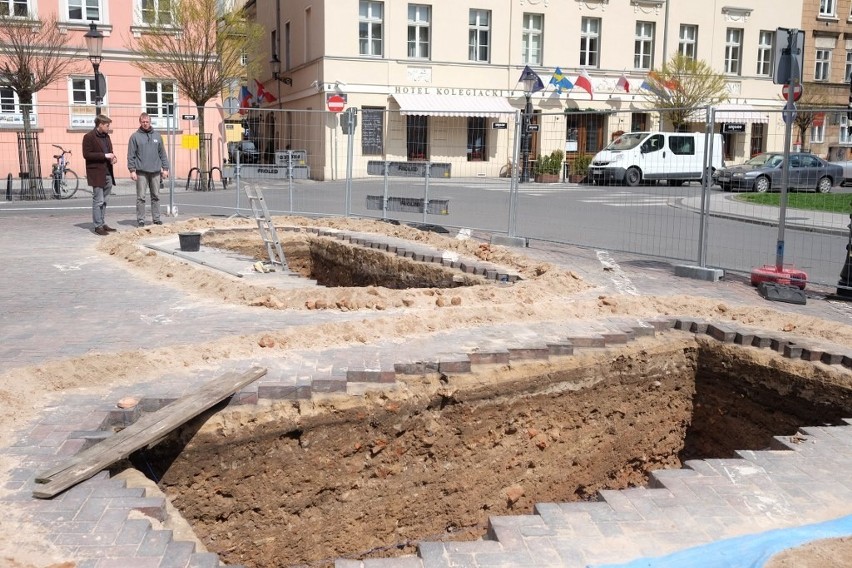 Plac Kolegiacki: Archeolodzy odkryli mur wieży dawnej...