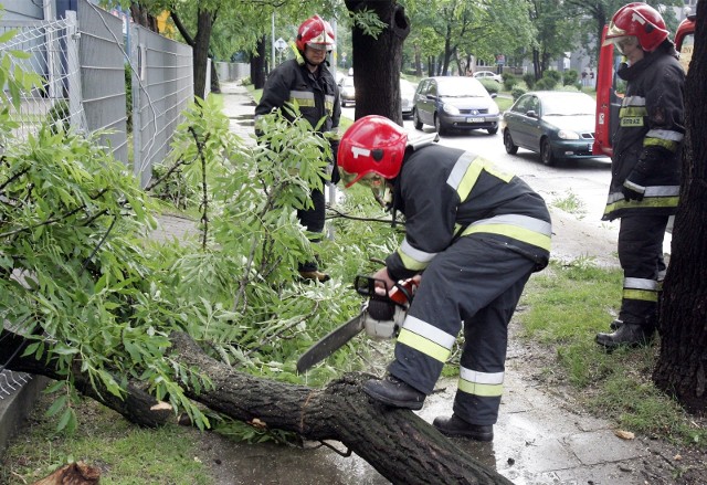 Strażacy usuwają skutki ulewy. Zdjęcie archiwalne.