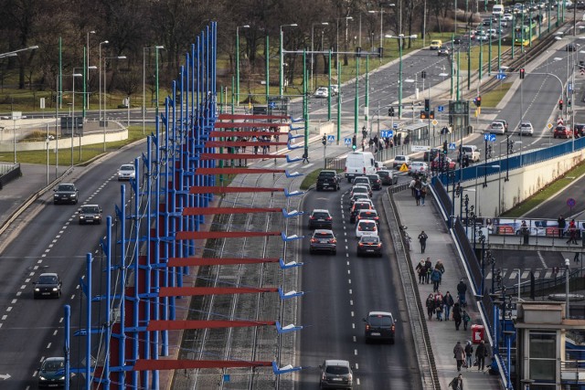 Tramwaj linii nr 18 stał 10 minut na moście Dworcowym przez... zaplątaną w pantograf gałąź.