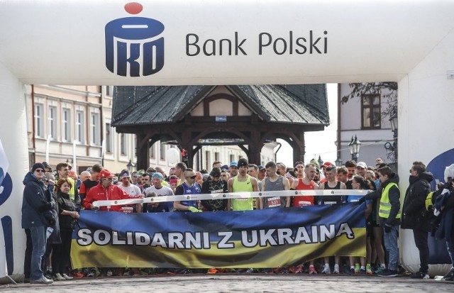Na starcie XV PKO Półmaratonu Rzeszowskiego nie mogło zabraknąć sygnału solidarności z Ukrainą