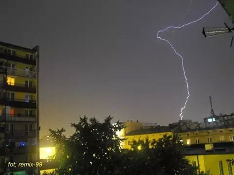 Sierpniowa burza nad Radomiem. Zdjęcie potężnego wyładowania...