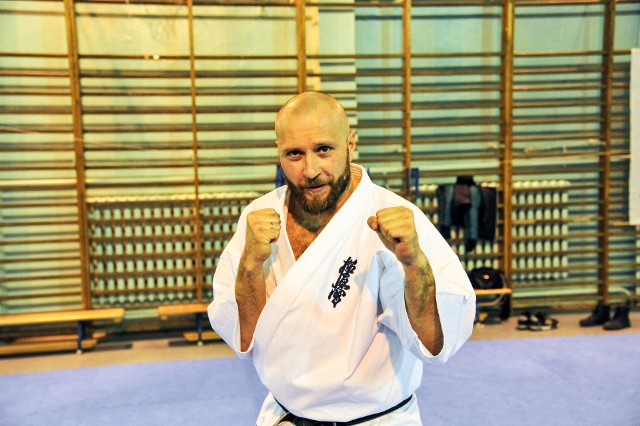 Zielonogórski policjant aspirant Mariusz Cielepa, instruktor Kick boxingu, karate Kyokushin i MMA wygrał plebiscyt zorganizowany przez Gazetę Lubuską. Mariusz został Trenerem Roku 2017 województwa lubuskiego otrzymując 1914 głosów. Policjant od wielu lat trenuje dzieci, a jeden z jego podopiecznych zdobył tytuł Mistrza Europy w karate Kyokushin.Mariusz Cielepa od 12 lat trenuje dzieci w wieku 4-16 lat. Treningi dla dzieci prowadzi w Publicznej Szkole Podstawowej nr 7, a w Zielonogórskim Klubie Sportowym Karate na ul. Dworcowej prowadzi zajęcia dla dorosłych z K1 (kick boxing) i MMA. Jest instruktorem Kick boxingu, karate Kyokushin  i MMA.  Jeden z wychowanków  Mariusza Cielepy, trenujący pod jego okiem od 10 lat Kamil Mrozowski, został Mistrzem Europy w kategorii -  70 kg junior. - Obecnie Mariusz pod opieką ma ok. 50 dzieci i kto wie być może wśród nich znajduje się kolejny przyszły mistrz. Plany na przyszłość to udział podopiecznych w Mistrzostwach Świata w Karate Kyokushin, starty na kolejnych Mistrzostwach Polski w Karate Kyokushin, Kick-boxingu oraz MMA - mówi Marcin Maludy, rzecznik prasowy lubuskiej policji.Ważniejsze osiągnięcia trenerskie:- dwa brązowe medale Pucharu Polski Młodzików w Karate Kyokushin - Gubin 2012;- srebrny medal Pucharu Polski Kadetów Karate Kyokushin - Biała Podlaska 2014;- srebrny medal Mistrzostw Polski Zachodniej Młodzików - Grodzisk Wielkopolski 2015;- srebrny medal Pucharu Polski w Karate Kyokushin - Gdańsk 2015;- brązowy medal Mistrzostw Polski w Kick-Boxingu -Leszno 2015;- srebrny medal Mistrzostw Polski w Kick-boxingu -Leszno 2016;- brązowy medal Mistrzostw Polski w Kick-boxingu – Rydzyna 2017;- dwa brązowe medale Mistrzostw Europy w Karate Kyokushin, Kohtla-Jarve Estonia 2015;- złoty medal Mistrzostw Europy w Karate Kyokushin, Holandia 2016;- brązowy medal Mistrzostw Polski w MMA – ALMMA 2017 Sochaczew;- srebrny medal Mistrzostw Polski w Karate Kyokushin - Koszalin 2017;Asp. Mariusz Cielepa został w 2016 roku wicemistrzem Europy w Karate Kyokushin. Wtedy też odniósł swój największy sukces jako trener. Jego podopieczny został mistrzem Europy w kategorii 70 kg junior. W dniach 25-26 listopada 2016 w Narodowym Ośrodku Olimpijskim Papendal w  Holandii odbyły się trzydzieste Mistrzostwa Europy Karate Kyokushin z udziałem 423 zawodników z 26 krajów w tym z Japonii, USA, Iranu, Izraela, Turcji oraz Australii. Zielonogórski policjant  mł. ap. Mariusz Cielepa wywalczył  2 miejsce w kategorii + 35 lat open w konkurencji kumite, (walki z pełnym kontaktem). Mariusz Cielepa wygrał kolejno cztery walki – dwie z reprezentantami Iranu oraz z reprezentantem  Japonii i Polski -  z obecnym wicemistrzem Polski + 35 lat. W finale uległ jedynie czterokrotnemu Mistrzowi Europy, Francuzowi. Trzeba zaznaczyć, że kategoria w której startował Mariusz Cielepa, miała jedynie ograniczenie wiekowe + 35 lat. Walka finałowa odbyła się pomiędzy ważącym 88 kg Mariuszem (najlżejszym zawodnikiem w swojej kategorii), a Francuzem Quinol Charley ważącym 136 kg.Ważniejsze osiągnięcia jako zawodnik:- Wicemistrzostwo Europy w kategorii + 35 lat open w konkurencji kumite, (walki z pełnym kontaktem) Holandia, 2016r.- I miejsce w Pucharze Europy w Kick Boxingu (w kat do 89 kg. semi kontact)- 2015r.- III miejsce w Mistrzostwach Polski Służb Mundurowych w Kick Boxingu - Rzeszów 2014 roku (kategoria do 84 kg).- I miejsce w Mistrzostwach Polski Służb Mundurowych 2009 (kategoria do 85 kg)- II miejsce w Mistrzostwach Polski Służb Mundurowych 2008 (kategoria do 85kg)- I miejsce w Mistrzostwach Okręgu Lubuskiego w Kick-Boxingu (2005, Nowe Miasteczko)- I miejsce w Eliminacjach Mistrzostw Polski w Kick - Boxingu Full Contact Low Kick (2004r., Milicz)- III miejsce w Mistrzostwach Polski Zachodniej (marzec 2004, Poznań)- II miejsce w Mistrzostwach Polski Zachodniej (2003, Świnoujście)- I miejsce w Mistrzostwach Polski Zachodniej (2002, Koszalin)- II miejsce w Mistrzostwach Polski Zachodniej (2001, Włocławek)- I miejsce w Mistrzostwach Polski Południowo-Zachodniej (2000, Głogów)- III miejsce w Mistrzostwach Polski Juniorów (1999, Lublin). Przeczytaj też:  Nasi policjanci wygrali turniej w NiemczechZobacz też wideo: KRYMINALNY CZWARTEK - 11.01.2018 - Centralne Biuro Śledcze Policji rozbiło gang wyłudzający odszkodowania