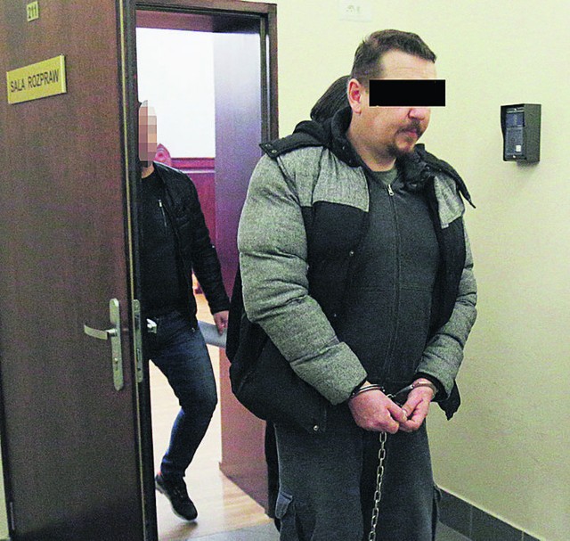 Marcin K. wychodzi z posiedzenia aresztowego w grudniu ubiegłego roku w Sądzie Rejonowym w Słupsku