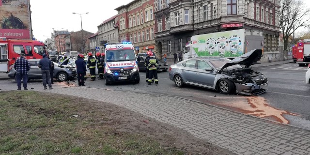 Jadący samochodem marki Skoda, podczas wykonywania manewru skrętu w lewo, nie ustąpił pierwszeństwa przejazdu pojazdowi marki Ford Focus, doprowadzając do ich zderzenia. Następnie pojazdy te uderzyły w nissana