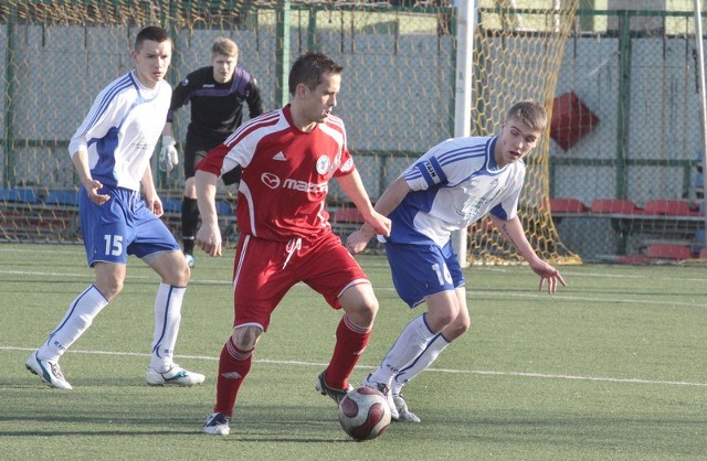 Daniel Ciupiński (w czerwonej koszulce) strzelił w ostatniej kolejce cztery gole. Na jego skuteczność w meczu z Omegą liczą kibice Broni.