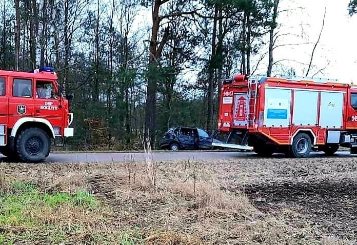 Wypadek drogowy w Cietrzewkach-Warzynie, gm. Boguty-Pianki. Kierowca uciekł z miejsca zdarzenia. 17.12.2021
