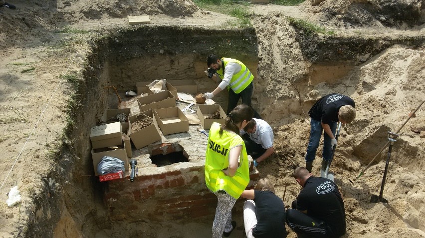 Archeolodzy wykopali granaty przy cerkwi w Sosnowcu. Policja pilnuje terenu [ZDJĘCIA]
