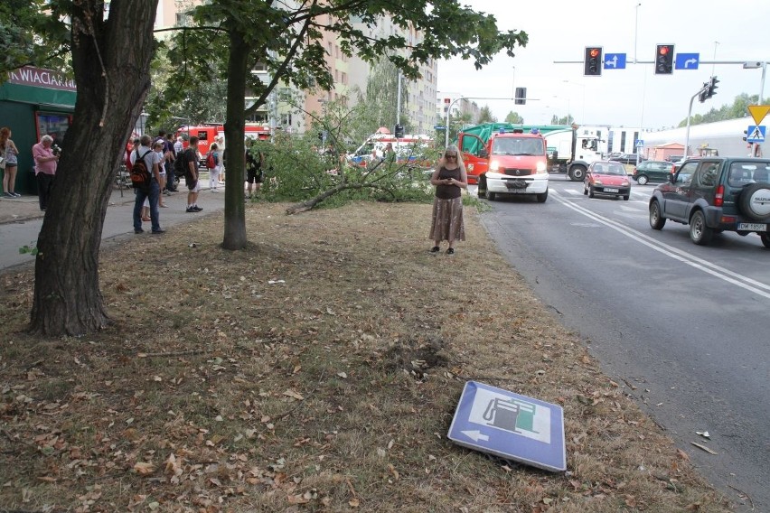 Wypadek na Szybowcowej. Dachował tam opel. 28.08.2015