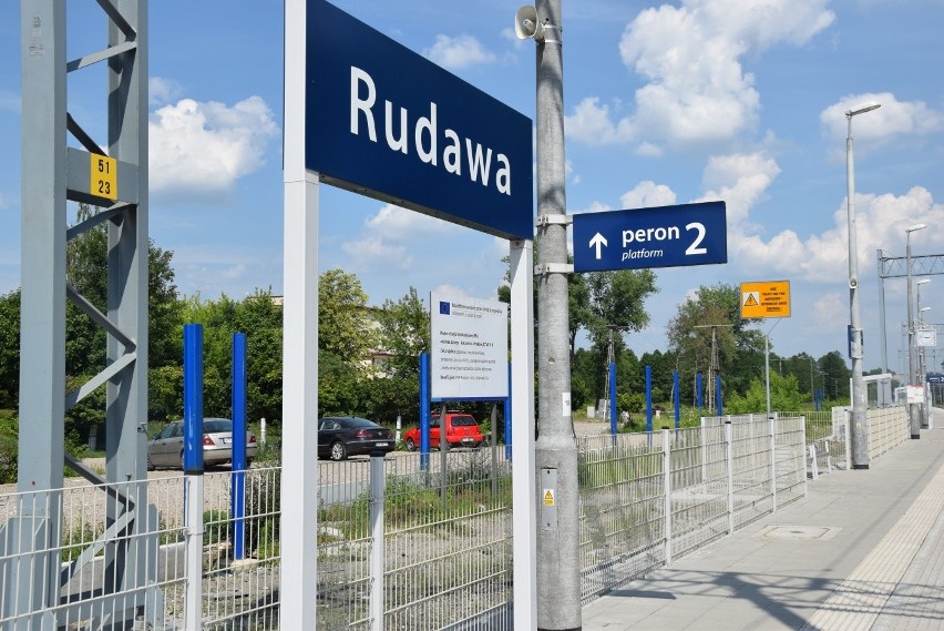 Nowy peron kolejowy w Rudawie. A w Krzeszowicach przesiadka z pociągu na autobus