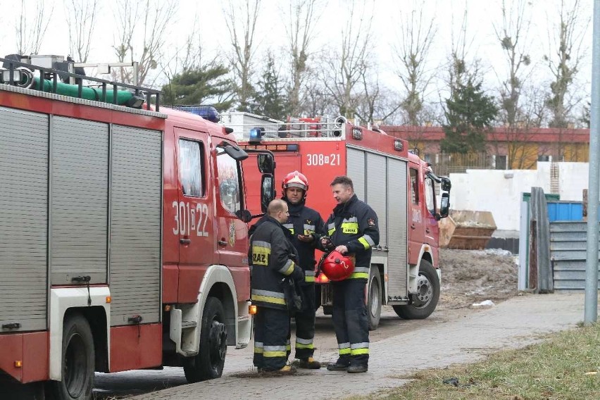 Wrocław: Wypadek na budowie pod Biedronką. Robotnik spadł z dużej wysokości. Helikopter w akcji