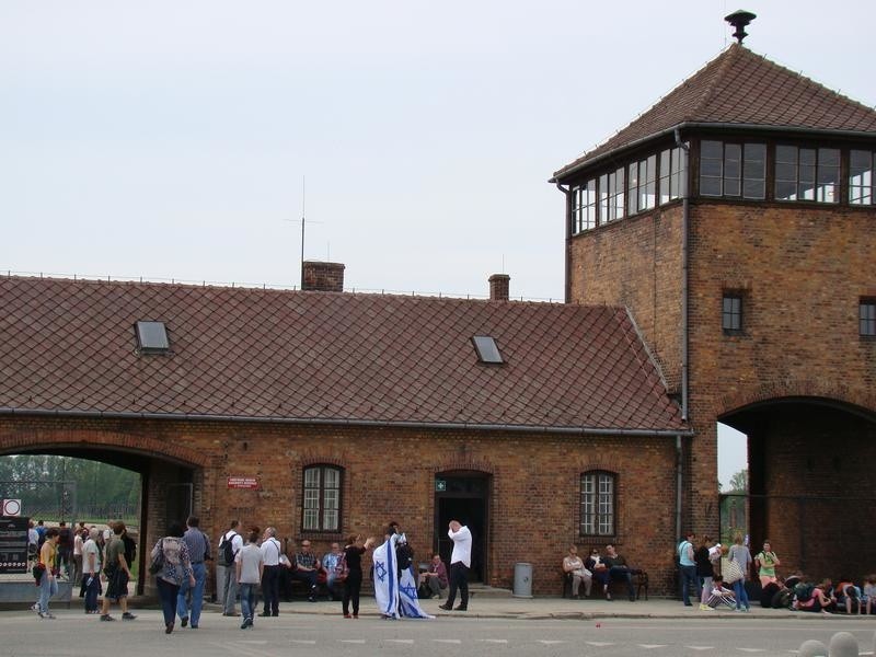 Oświęcim. Jeszcze więcej osób odwiedzi były niemiecki obóz Auschwitz-Birkenau. Szacunki wskazują, że może to być nawet 2,3 mln