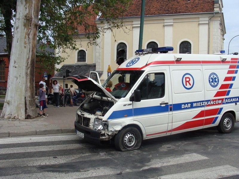 Karetka pogotowia zostaa poważnie uszkodzona. Załodze na...